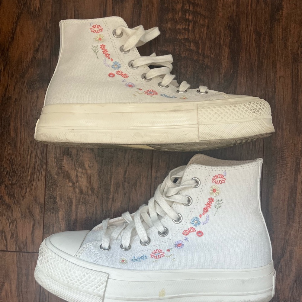 Converse Chuck Taylor Lift Platform High-Top Sneakers Embroidered Flowers Egret